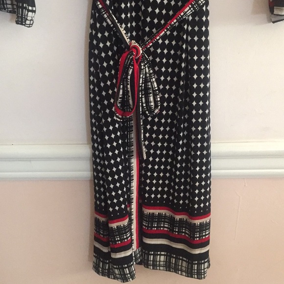 Cute dress in black while red and beige - Picture 3 of 8